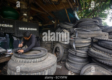 Le recyclage des vieux pneus camion à construire des meubles, au sud de Luzon, Philippines Banque D'Images