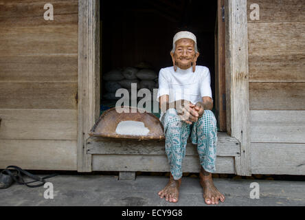 Femme dayak, Kalimantan, Bornéo, Indonésie Banque D'Images