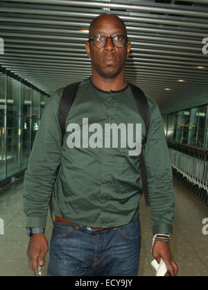 Ian Wright arrive à l'aéroport d'Heathrow après coupant court à son rôle de ITV pundit durant la Coupe du Monde de la FIFA 2014 au Brésil en raison d'un incident impliquant son épouse et enfants dans leur maison, au nord-ouest de Londres comprend : Ian Wright Où : London, United K Banque D'Images