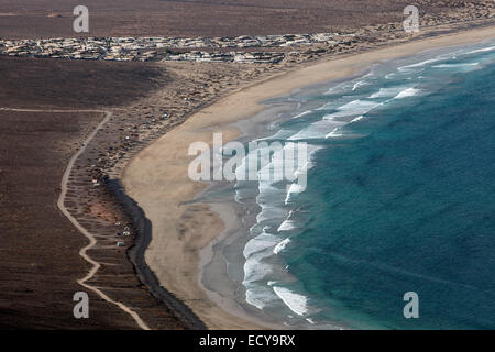 Vue du Mirador del Bosquecillo, Risco de Famara, la plage de Famara à Playa de Famara, resort, Famara Lanzarote, Îles Canaries Banque D'Images