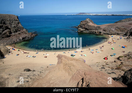 Plages de Papagayo ou Playas de Papagayo, Playa Blanca à l'arrière, Lanzarote, îles Canaries, Espagne Banque D'Images