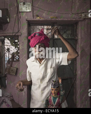 Portraits d'artistes de rue, de la colonie de Kathputli Kathputli est unique comme la plus grande communauté d'artistes de rue dans le monde. Bien que la colonie, situé dans la zone de dépôt Shadipur, Delhi ne couvre 6,5 hectares environ 3000 familles Rajasthani. Magiciens, charmeurs, acrobates, chanteurs, danseurs, acteurs, musiciens, les guérisseurs traditionnels et le célèbre marionnettiste interprètes qui donnent à la région son nom. Le corps civique qui est propriétaire du terrain, le Delhi Development Authority (DDA), de façon controversée, ont annoncé leur intention de démolir ce lieu spécial pour construire luxe f Banque D'Images