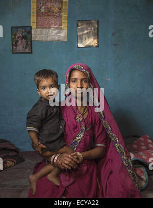 Portraits d'artistes de rue, de la colonie de Kathputli Kathputli est unique comme la plus grande communauté d'artistes de rue dans le monde. Bien que la colonie, situé dans la zone de dépôt Shadipur, Delhi ne couvre 6,5 hectares environ 3000 familles Rajasthani. Magiciens, charmeurs, acrobates, chanteurs, danseurs, acteurs, musiciens, les guérisseurs traditionnels et le célèbre marionnettiste interprètes qui donnent à la région son nom. Le corps civique qui est propriétaire du terrain, le Delhi Development Authority (DDA), de façon controversée, ont annoncé leur intention de démolir ce lieu spécial pour construire luxe f Banque D'Images