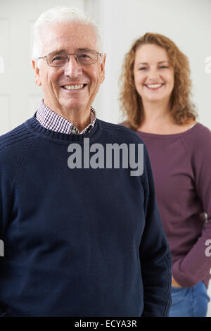 Portrait Of Smiling Senior Man avec sa fille adulte Banque D'Images