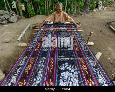 Femme du Timor occidental, en travaillant sur une l'ikat, Indonésie Banque D'Images