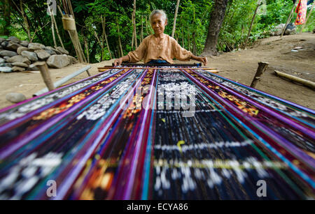 Femme du Timor occidental, en travaillant sur une l'ikat, Indonésie Banque D'Images