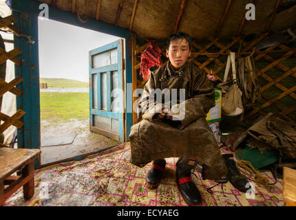 Nomades mongols à l'intérieur de leurs gers, Mongolie Banque D'Images