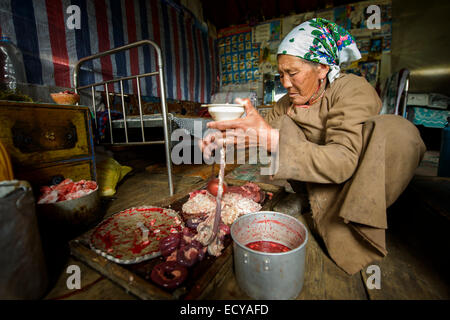 Une femme nomade stocker le courage, la Mongolie Banque D'Images