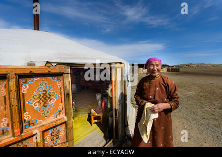 Nomade mongol femme sous les yeux de son ger, Mongolie Banque D'Images