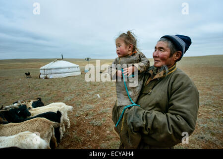 Grand-père et sa petite-fille sur le désert de Gobi, Mongolie Banque D'Images