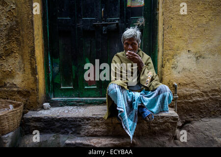 Dans les rues de Old Varanasi, Inde Banque D'Images