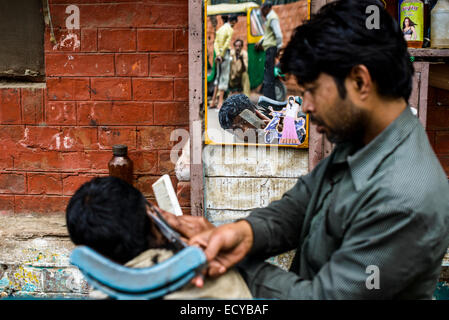 Coiffeurs de rue de Varanasi, Inde Banque D'Images