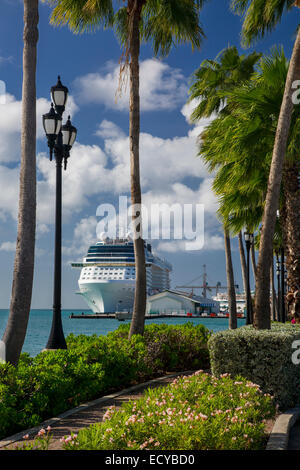 Bateau de croisière amarré le long du quai à Oranjestad, Aruba, Antilles Banque D'Images