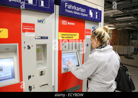 Femme blanche l'achat de billets de train europe distributeur automatique Banque D'Images