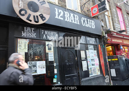 Denmark Street, London, UK. 22 décembre 2014. 12 Bar Club sur Denmark Street, London's 'Tin Pan Alley' est l'éviction. Il y a une pétition en ligne pour préserver la rue, l'accueil des magasins de musique, la pétition a déjà 18 000 signatures, y compris Marc Almond et Pete Townshend. Crédit : Matthieu Chattle/Alamy Live News Banque D'Images