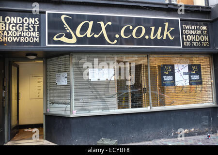 Denmark Street, London, UK. 22 décembre 2014. Un magasin de musique sur Denmark Street, London's 'Tin Pan Alley'. Il y a une pétition en ligne pour préserver la rue, l'accueil des magasins de musique, la pétition a déjà 18 000 signatures, y compris Marc Almond et Pete Townshend. Crédit : Matthieu Chattle/Alamy Live News Banque D'Images