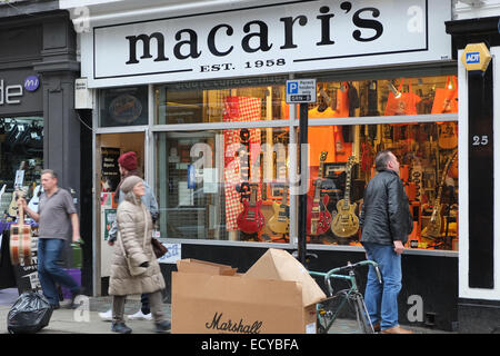 Denmark Street, London, UK. 22 décembre 2014. Magasins de musique sur Denmark Street, London's 'Tin Pan Alley'. Il y a une pétition en ligne pour préserver la rue, l'accueil des magasins de musique, la pétition a déjà 18 000 signatures, y compris Marc Almond et Pete Townshend. Crédit : Matthieu Chattle/Alamy Live News Banque D'Images