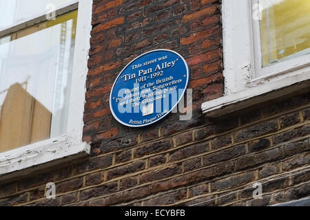 Denmark Street, London, UK. 22 décembre 2014. Denmark Street, London's 'Tin Pan Alley'. Il y a une pétition en ligne pour préserver la rue, l'accueil des magasins de musique, la pétition a déjà 18 000 signatures, y compris Marc Almond et Pete Townshend. Crédit : Matthieu Chattle/Alamy Live News Banque D'Images