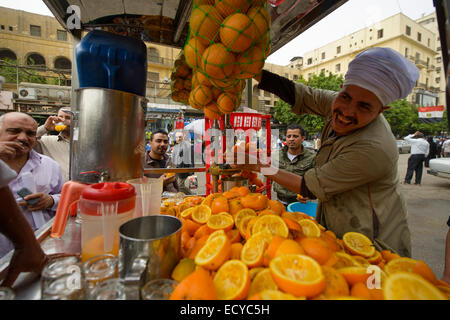 Fabricant de jus d'Orange dans les rues du Caire, Egypte Banque D'Images