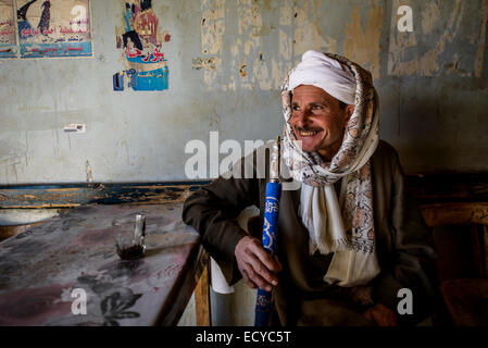 Dans l'homme de thé traditionnel de fumer le narguilé, Egypte Banque D'Images