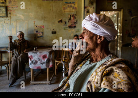 Des hommes à la maison de thé traditionnelle de fumer le narguilé, Egypte Banque D'Images