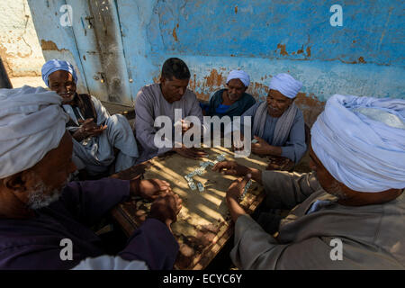 Les hommes jouant de la route domino, l'Égypte Banque D'Images