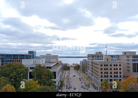 Vue aérienne de centre-ville de Madison Wisconsin Monona Terrace et du lac Monona le long boulevard Martin Luther King Banque D'Images