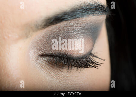 Close up de maquillage sur la paupière de Hispanic woman Banque D'Images