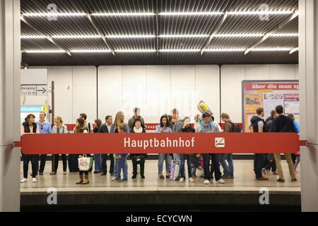 Foule des gens qui attendent le train métro gare centrale Hauptbahnhof Munich Banque D'Images