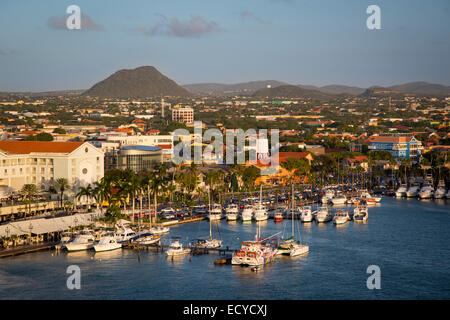 Bateaux dans le port de plaisance, Oranjestad, Aruba, Antilles Banque D'Images