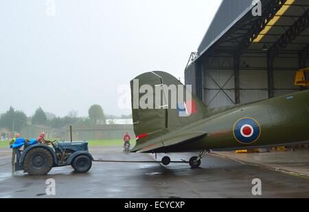 Douglas DC3 Dakota KN353 - vivre le moteur tourner et Taxy à Yorkshire Air Museum avec David Brown de remorquage remorqueur Hangar Banque D'Images