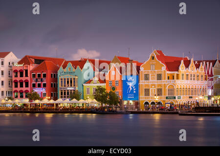 Les lignes de l'architecture néerlandaise coloré le quai à Willemstad, Curaçao, Antilles Banque D'Images