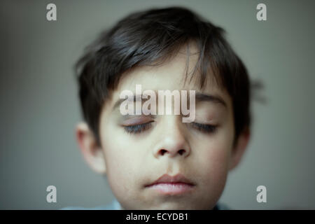 Mixed Race boy avec oeil noir Banque D'Images