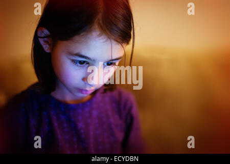 Mixed Race girl looking down Banque D'Images