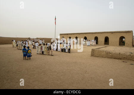 Les enfants d'une école dans le désert du Sahara, Soudan Banque D'Images