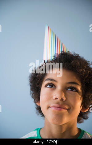 Mixed Race boy wearing party hat Banque D'Images