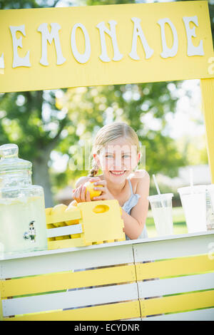 Caucasian girl smiling at lemonade stand Banque D'Images