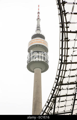 La tour olympique de Munich olympiapark olympiaturm Allemagne Europe nuageux Banque D'Images