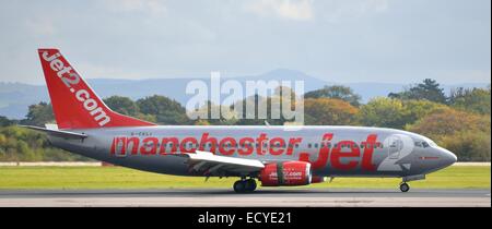 Jet 2 Aéronefs à l'aéroport de Manchester sur la voie de circulation G-CELI Banque D'Images