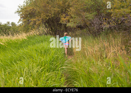 Serviette de transport Caucasian girl in tall grass Banque D'Images