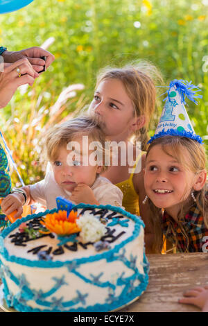 Family celebrating birthday together outdoors Banque D'Images