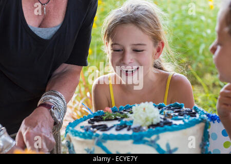 Family celebrating birthday together outdoors Banque D'Images