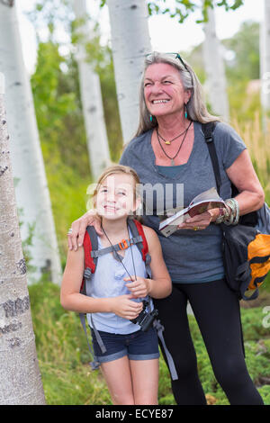 Grand-mère et petite-fille de race blanche randonnées en forêt Banque D'Images