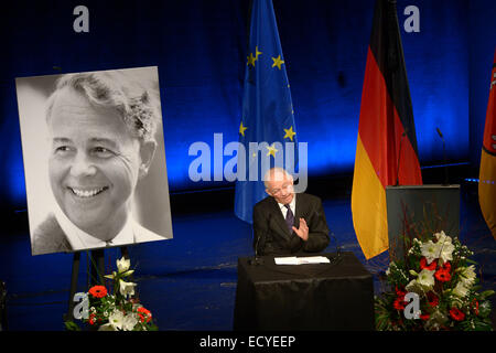 Hanovre, Allemagne. Dec 22, 2014. Le ministre allemand des Finances Wolfgang Schaeuble (CDU) parle au cours de la cérémonie d'état pour la fin de l'ancien Premier Ministre de Basse-saxe Ernst Albrecht à l'opéra de Hanovre, Allemagne, 22 décembre 2014. Albrecht est décédé le 13 décembre 2014. Photo : Peter Steffen/dpa/Alamy Live News Banque D'Images