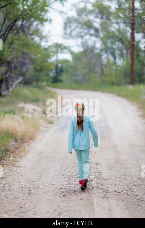 Caucasian girl walking on rural road Banque D'Images