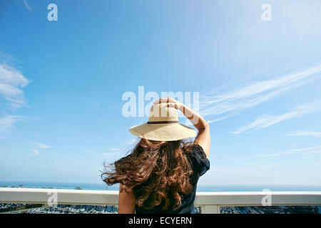 Femme au chapeau de soleil en admirant la vue panoramique depuis le balcon Banque D'Images