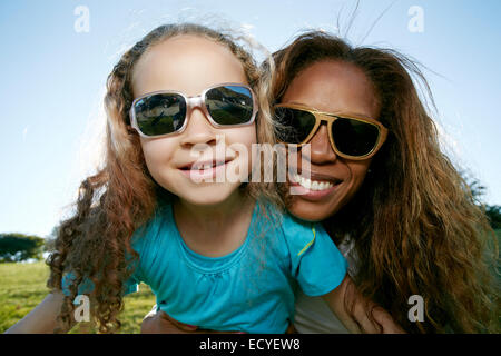 Mère et fille portant des lunettes de soleil en plein air Banque D'Images