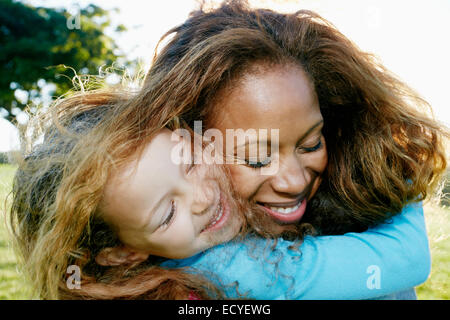 Mother and Daughter hugging outdoors Banque D'Images
