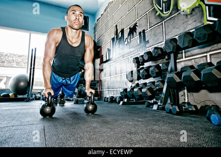 African American man exercising in gym Banque D'Images