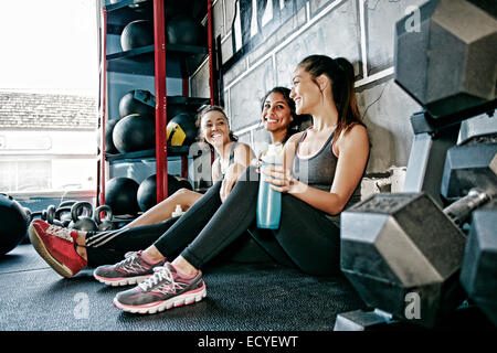 Les femmes se reposer ensemble dans une salle de sport Banque D'Images